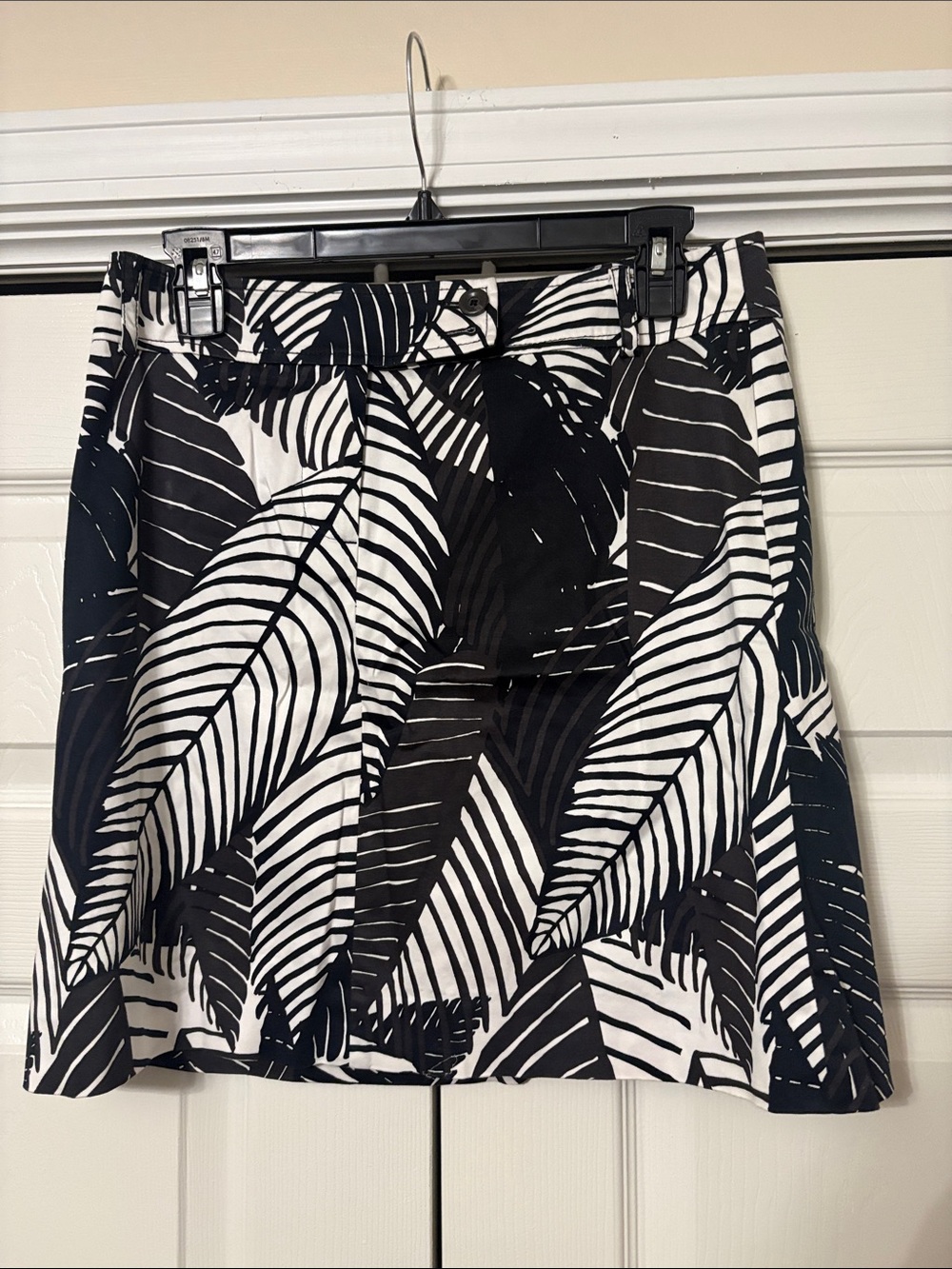 White House Black Market Black & White Leaf-Print Women's Skort
